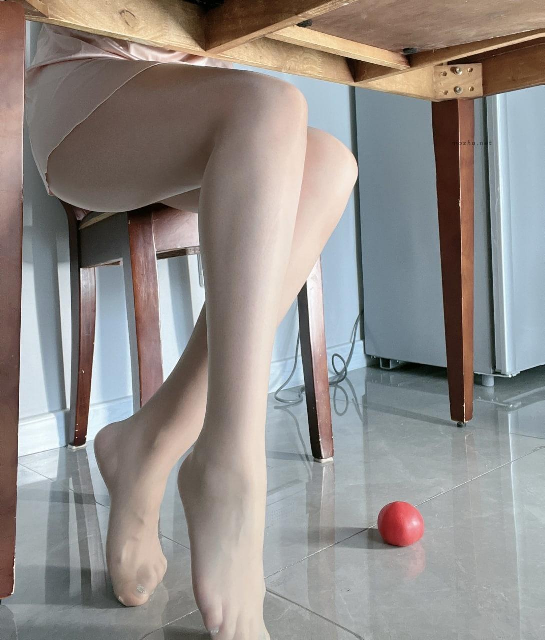 120斤的小王同学 – 桌底下的西红柿【70P】